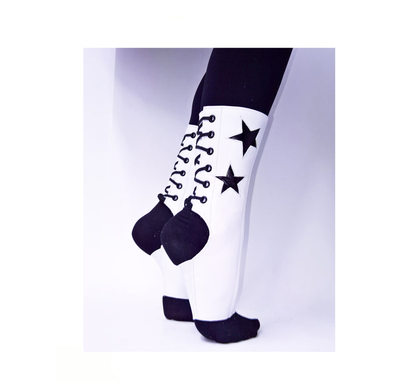 SHORT Stardust Aerial boots in WHITE w/ Black Stars